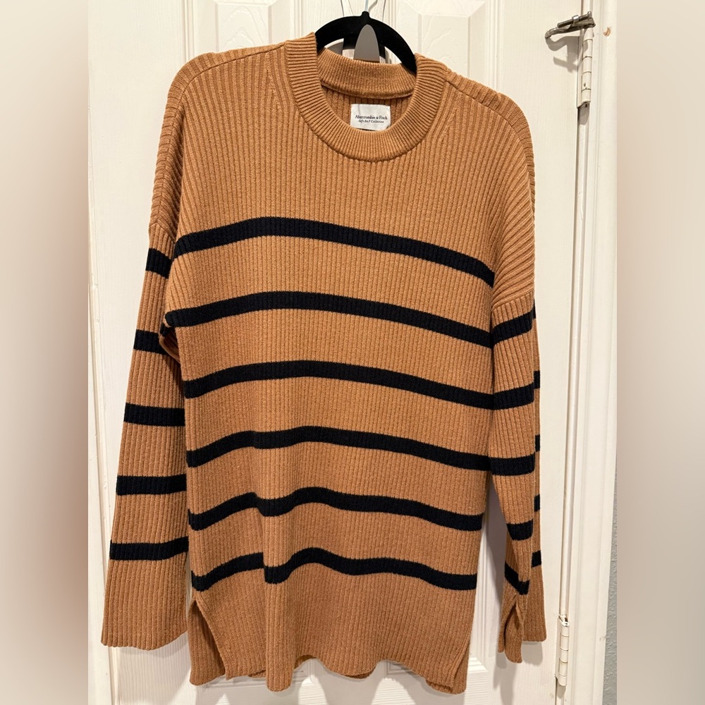 Abercrombie & Fitch Tan and Black Crewneck Sweater